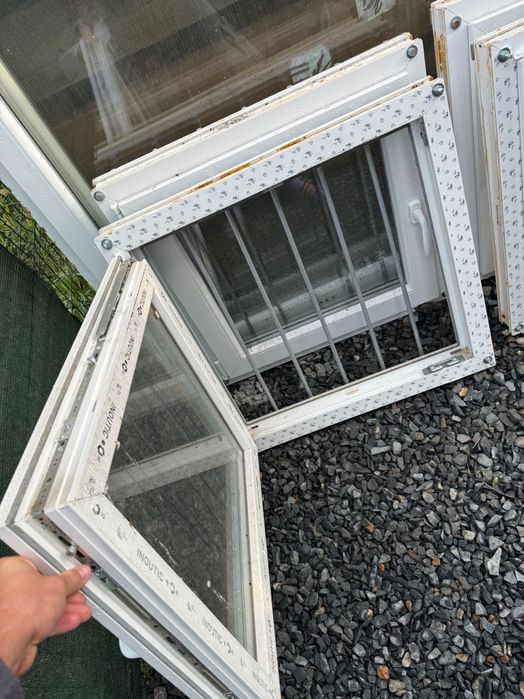 Geamuri termopan cu grilaj de metal