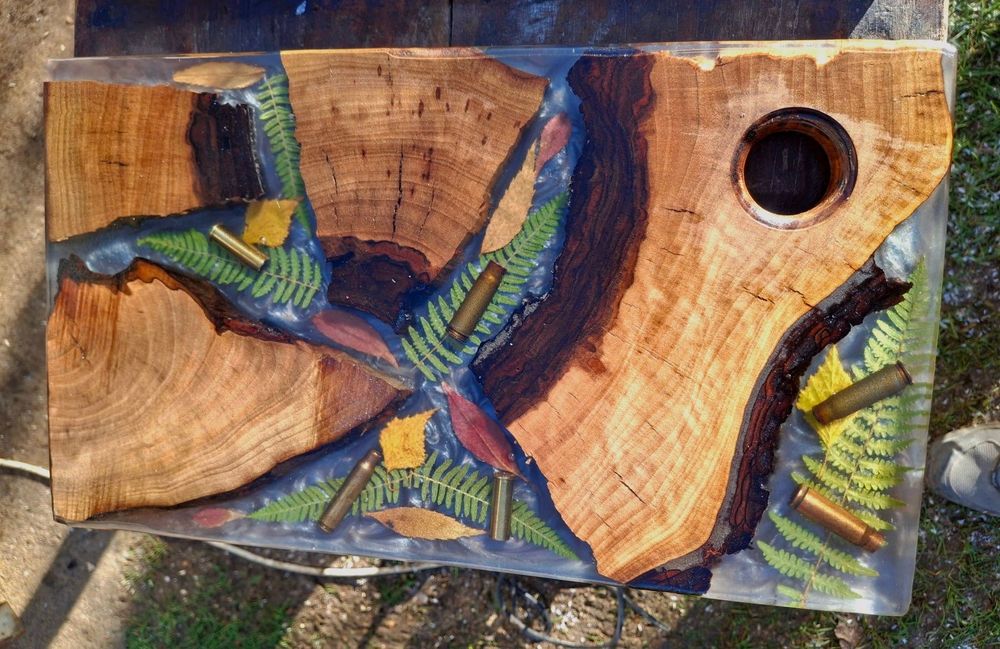 Дъска за вкусни мезета и сервиране от дърво и епоксидна смола