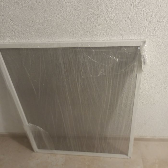 Комарник цвят бял