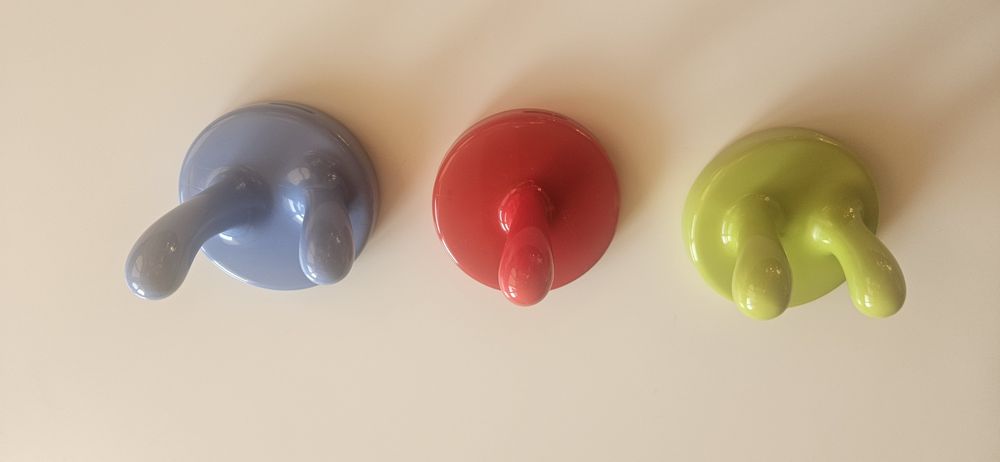 Три нови закачалки за стена