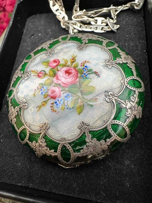 Pandantiv antic de argint cu email verde si lant