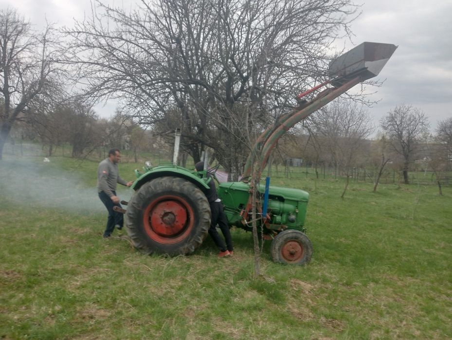 Vând încărcător frontal de tractor