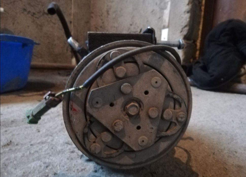 Компрессор кондиционера ауди А4  1.6     15000тыс.