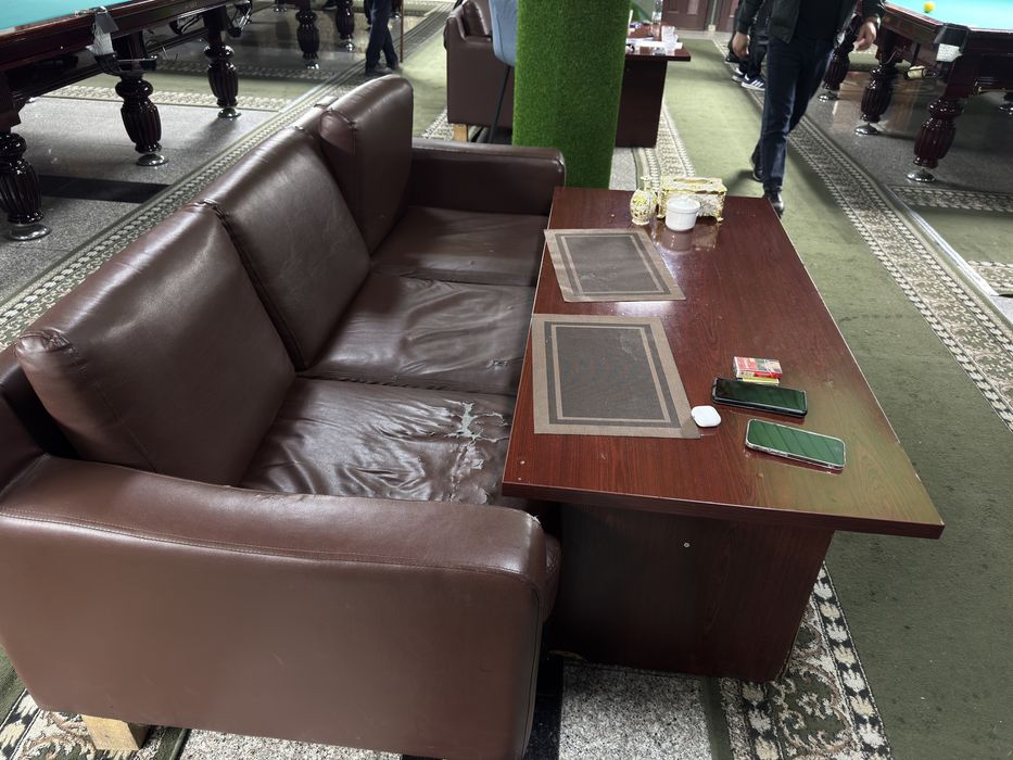 Диваны и стол кожанные