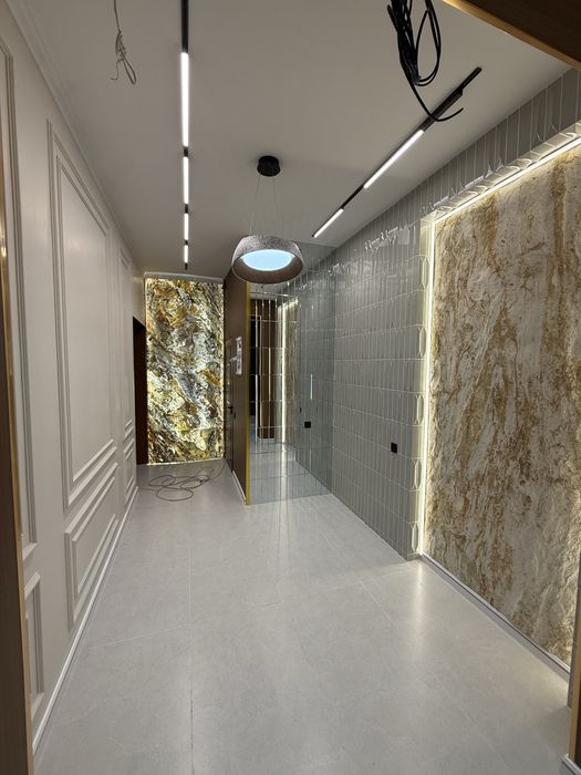 ПРОДАЕТСЯ коммерческое СВОЁ Ор р: метро Новза площадь 20м