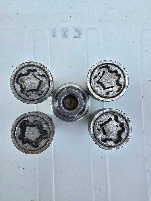 Секретни болтове за VW -  лети джанти