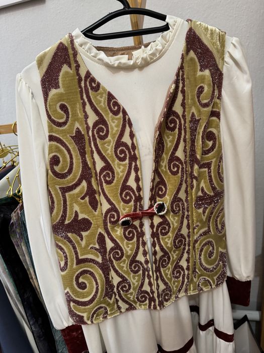 Қазақша стильде тігілген кәжекей көйлегімен