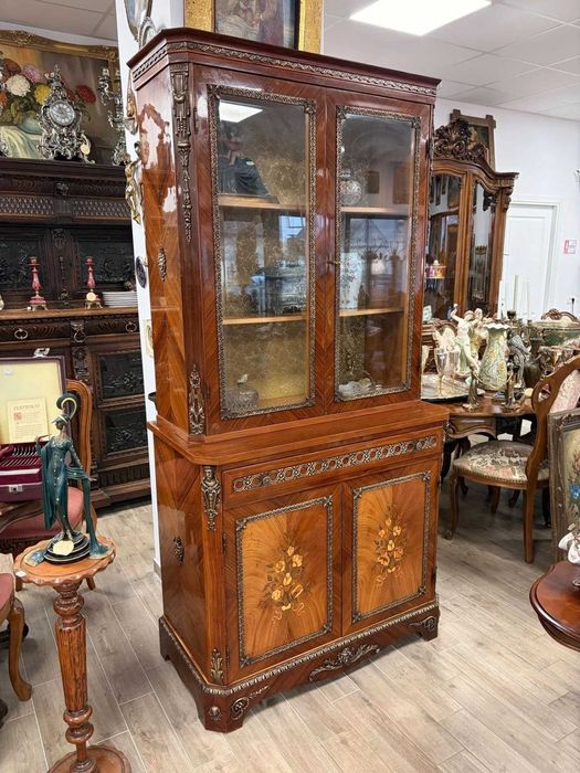 vitrina din lemn cu intarsie si ornamente din bronz