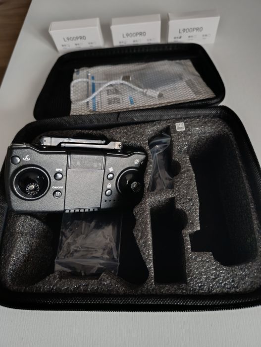 Vând controler  drona  LYZRC l 900 pro și patru baterii dintre care trei sunt sigilate. .