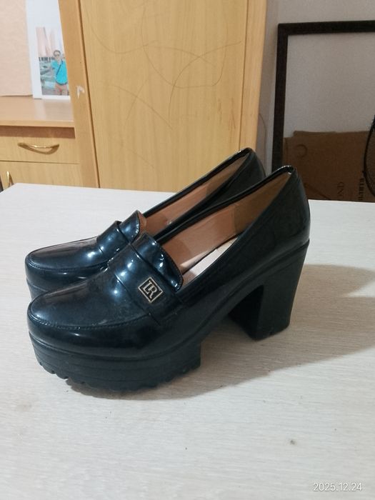 Срочно продам ботинки женские