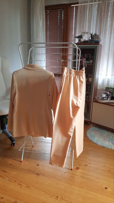 Дамски костюм нов