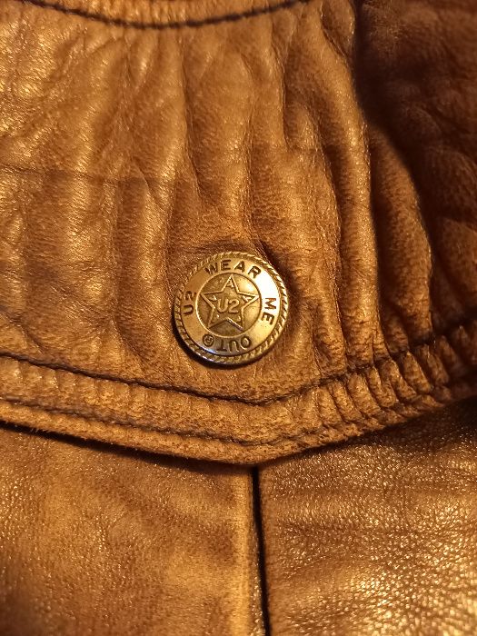 Este iarna geroasa. Scurta de piele foarte moale, matlasata adusa din