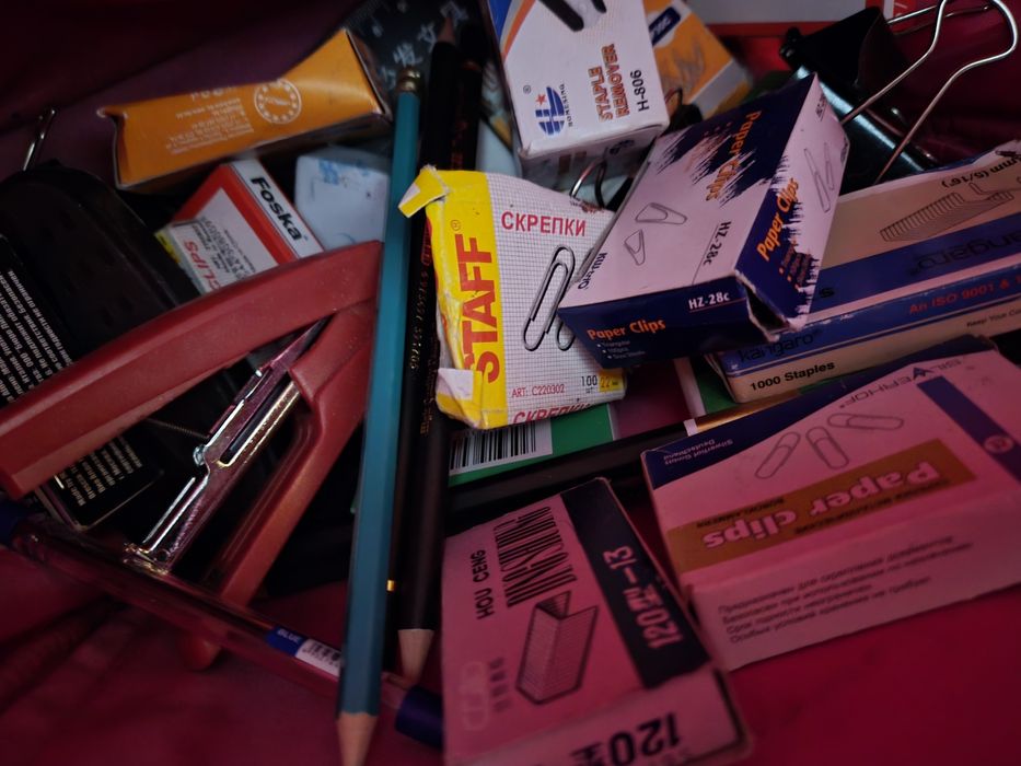 Скобы, скрепки много пачек
