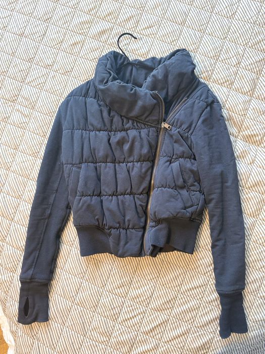 Яке черно вталено