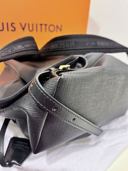 Ghiozdan Moschino nou de la 4000 RON la 1600 RON