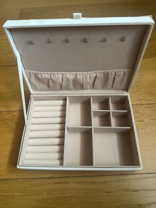 Кутия за бижута - велурено покритие