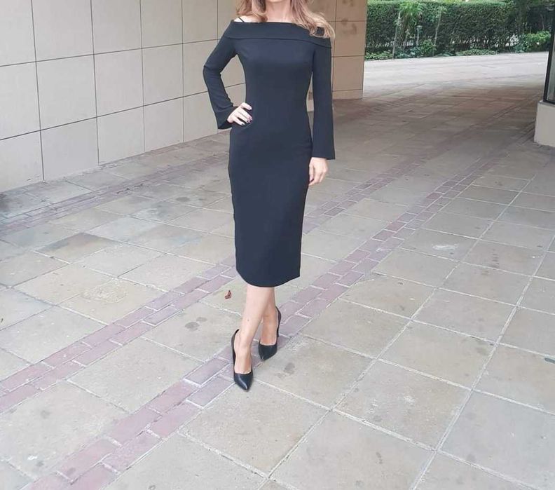 елегантна черна рокля