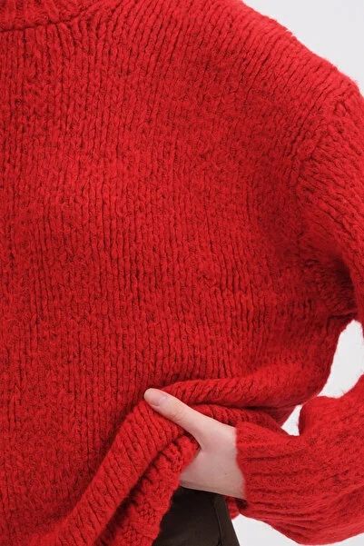 Вълнен червен пуловер