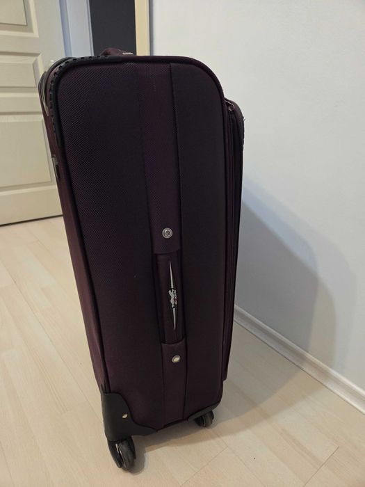 Голям куфар в лилав цвят