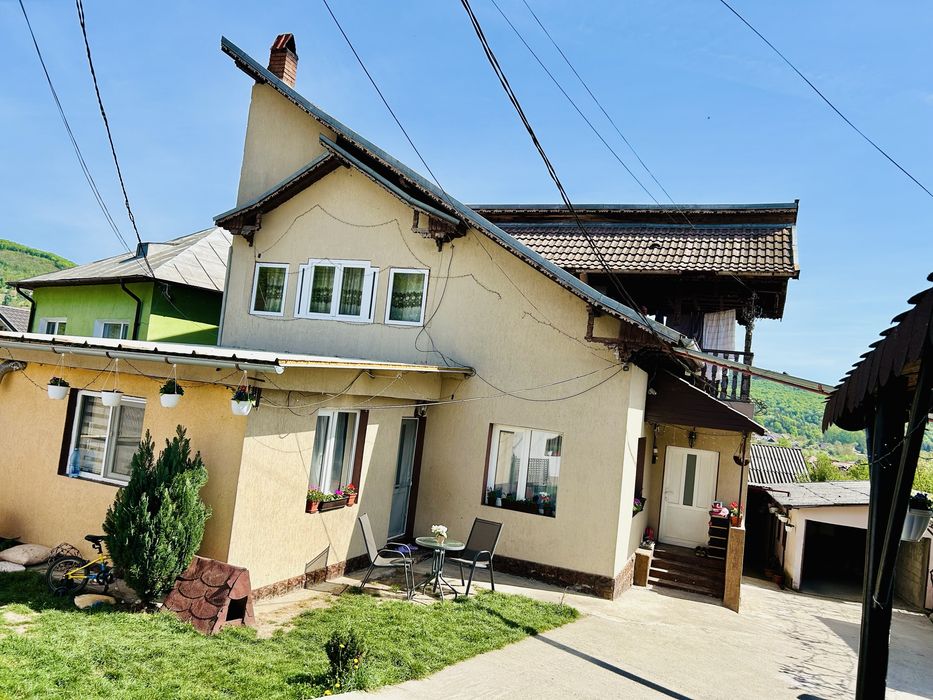 Casă de vânzare cu teren generos și livadă pe rod în spate