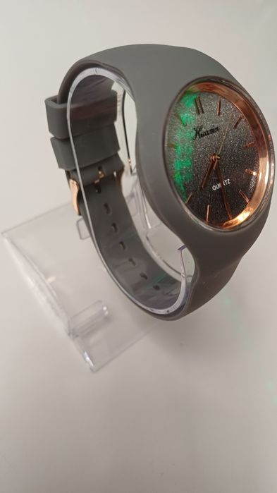 Нов дамски кварцов  часавник