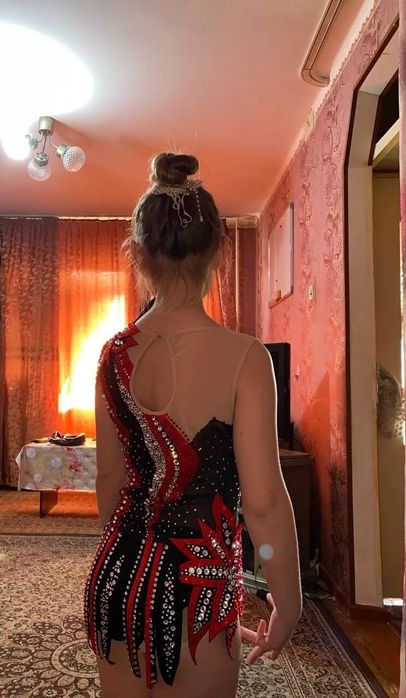 Купальник для художественной гимнастике. В отличном состоянии. 8-10 л