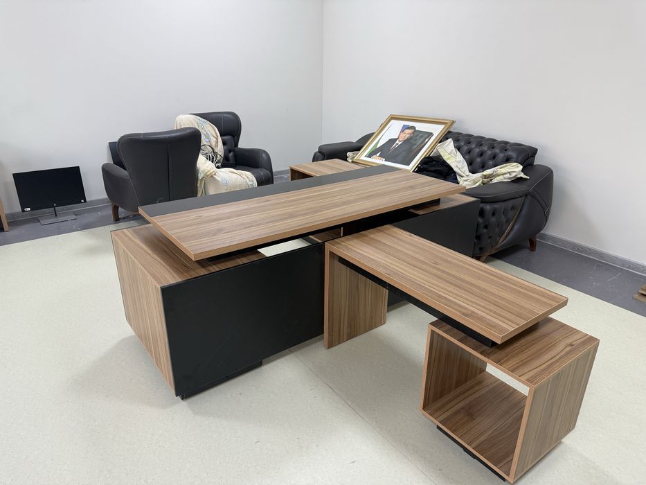 Стол директора. Офисный стол руководителя Стол для совещаний на заказ