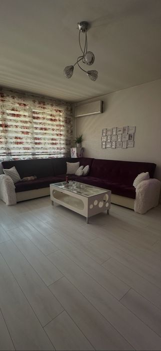 Ъглов  диван цикламен плюш