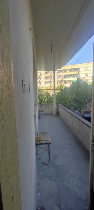 Продава се просторен етаж от къща (120 кв.м) с двор, гараж и таван в района на Месокомбината, гр. Асеновград