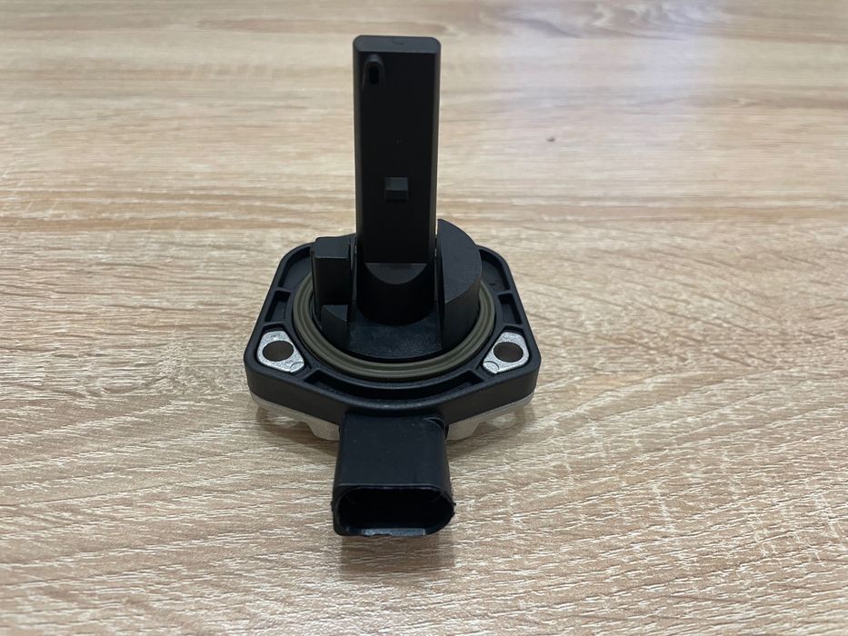 Датчик ниво масло Audi Volkswagen 1J0907660A 1J0907660B 6PR008079Hella