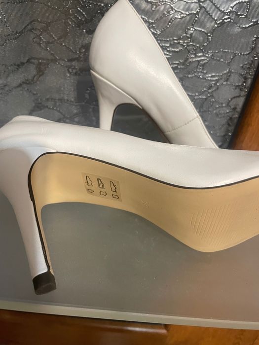 Vând pantofi piele noi 36