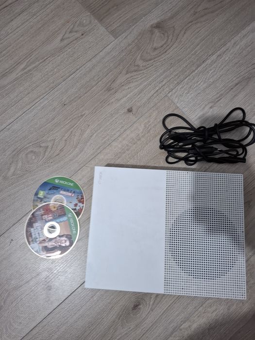 Vând consola xbox One s