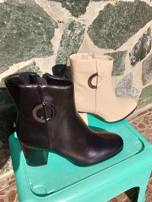 Дамски боти с среден ток