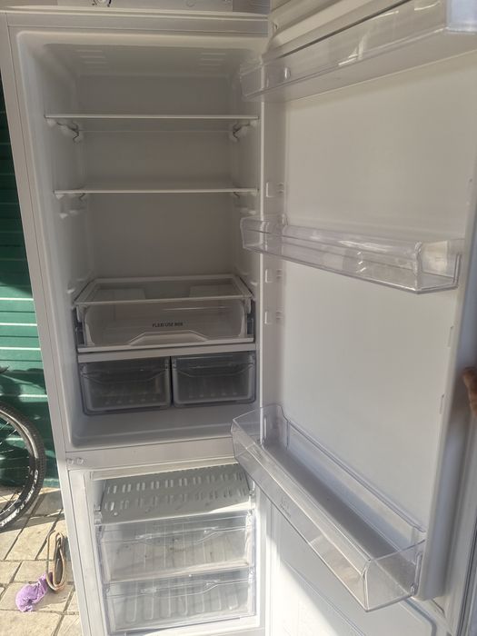 Продам холодильник Indesit