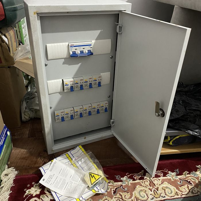 Электрический щит с автоматом