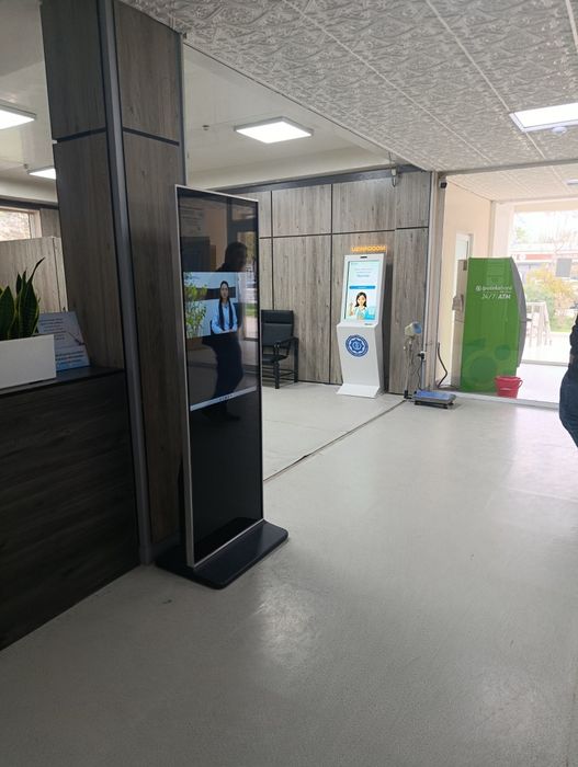 Инфо киоск Kiosk с чековым принтером 43” i5 Full HD плавная работа