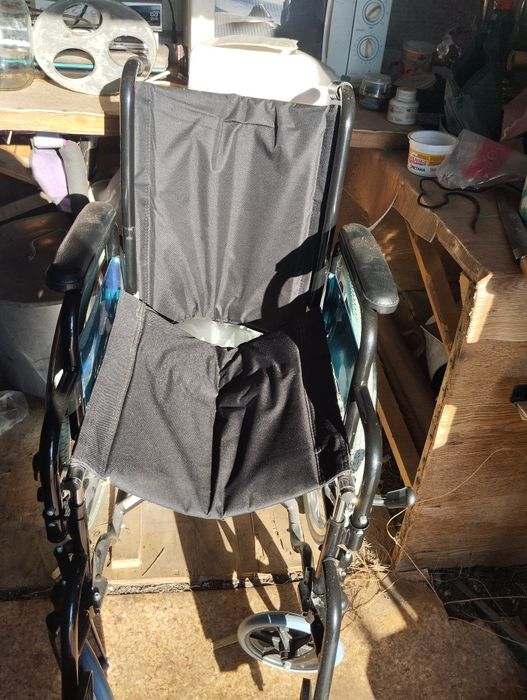 Инвалидное кресло и биотуалет