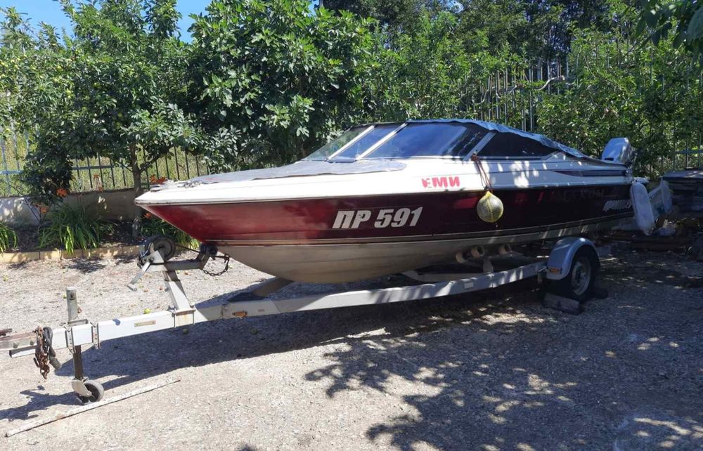 Моторна яхта Maxum