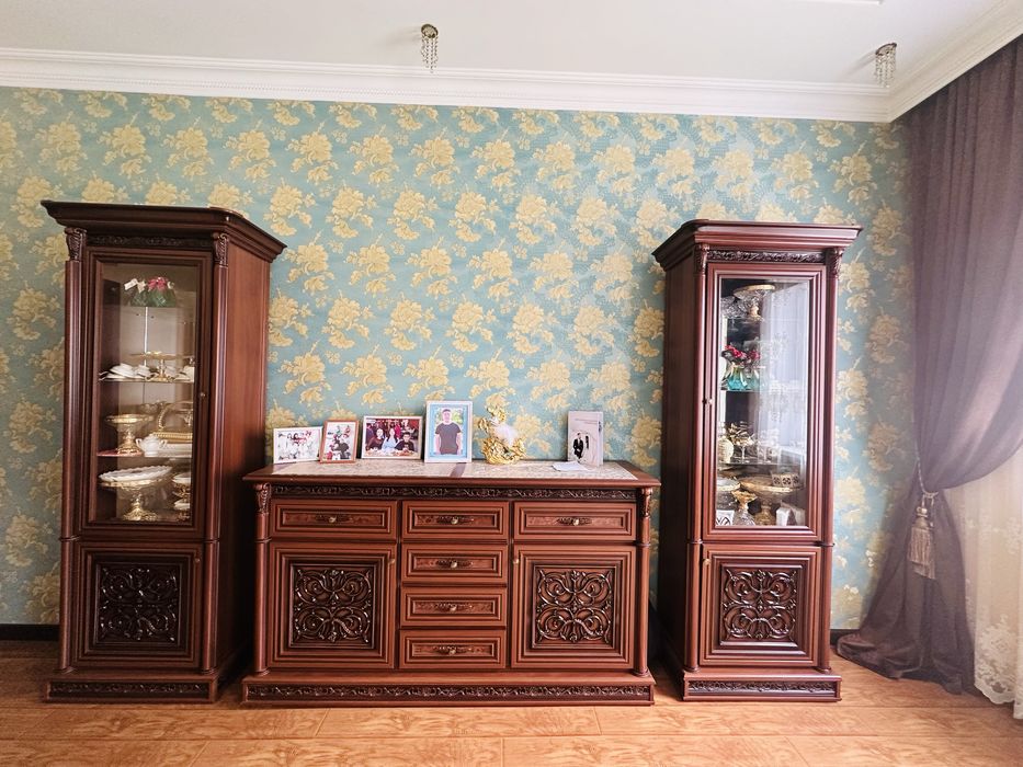 Стеклянный шкаф и комод для посуды