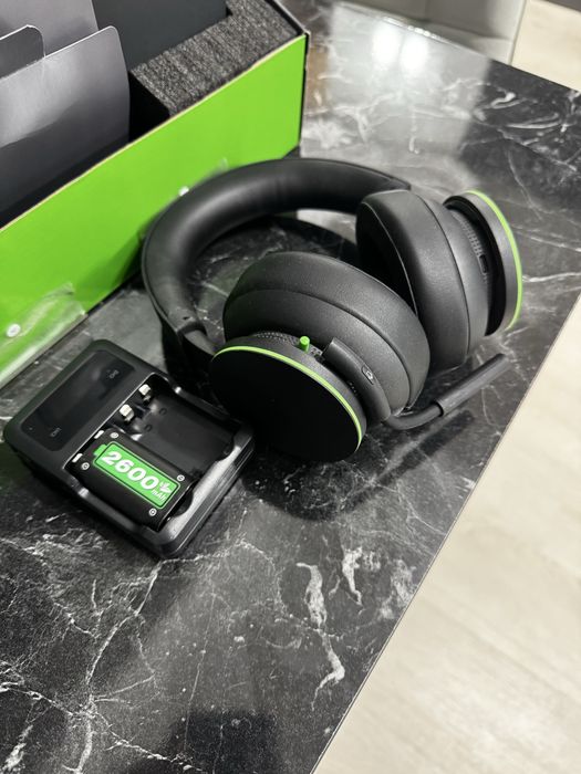 Vând pachet complet Xbox Series X, în stare foarte bună, perfect funcțional