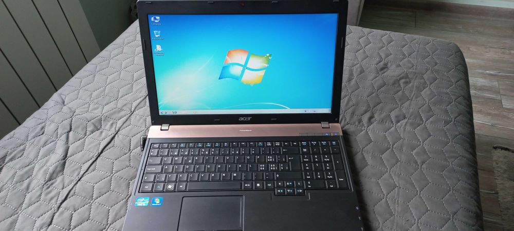 ACER travelmate 8573T