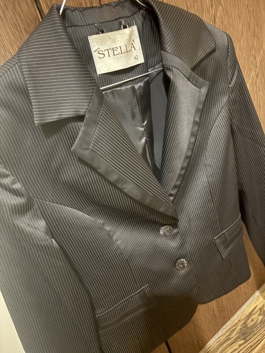 Дамско сатенено вталено сако.