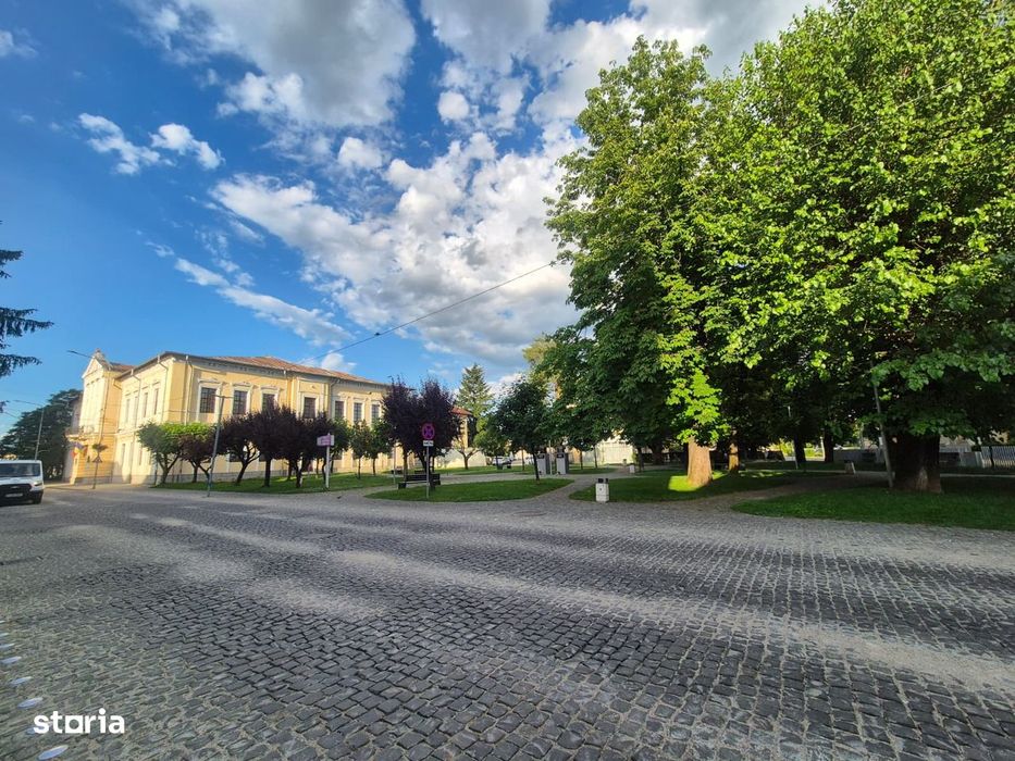 Clădire P+E1+M de închiriat – Calea Eroilor, colț cu Strada Geneva