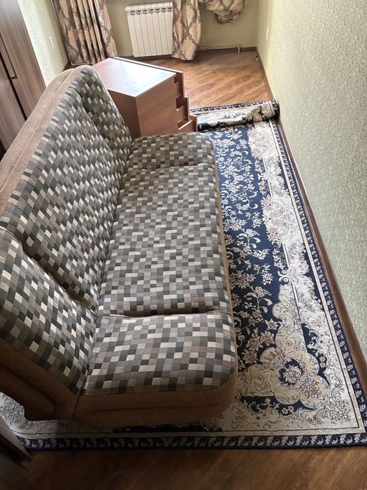 Продам диван, тумбу и ковер срочно !