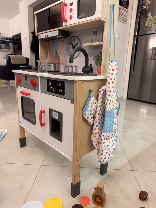 Дървена кухня със звук и светлини