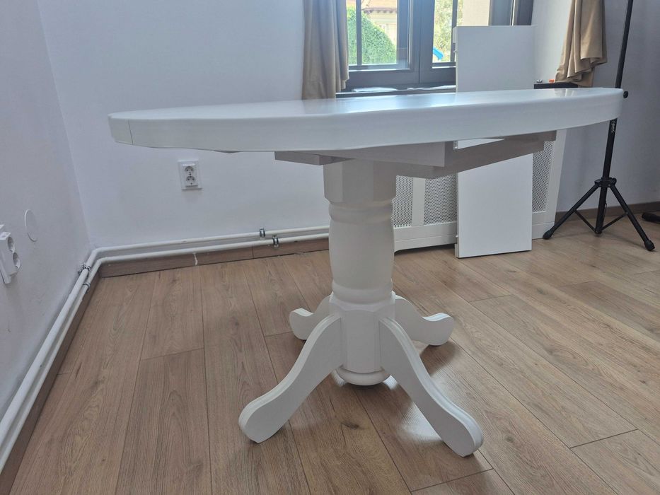 Masa rotunda extensibila ca noua.