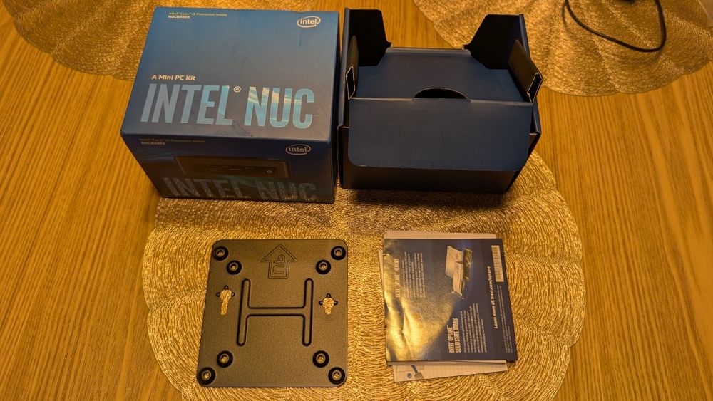 Intel NUC8i5BEH – i5 Gen 8 | 32GB RAM Samsung Dual-Channel | SSD 250GB ADATA Swordfish NVMe impecabil