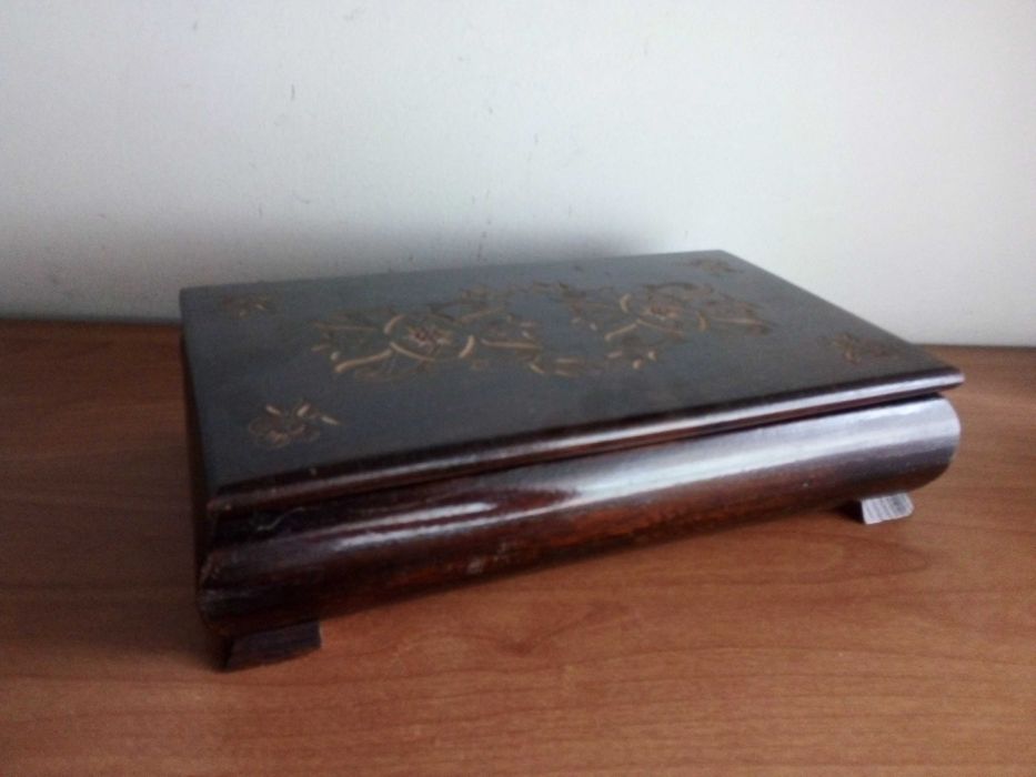 Кутия за бижута дърво