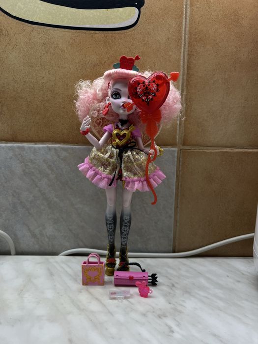 papusa monster high noua dar fara cutie