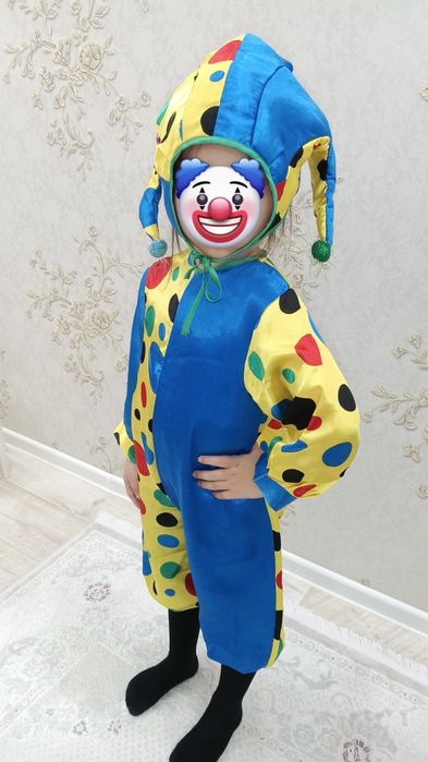 Жаңа жылдық киім сатылады.